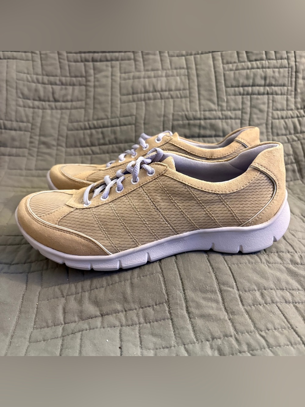 Clarks Women's Shoes Tan & Lilac Lace-up Casual Sneakers Size 8.5 M